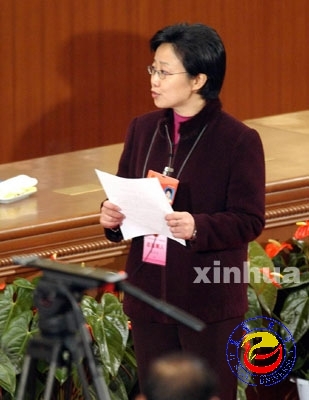 这是总监票人张苹英向大会报告计票结果。新华社记者 张旭摄