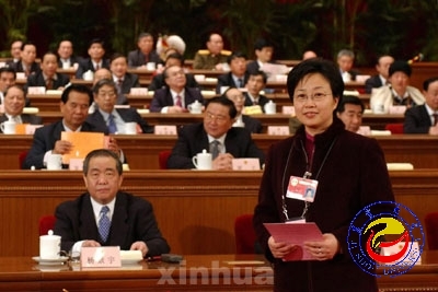 这是总监票人、来自湖南的全国人大代表张苹英(土家族)走向投票箱准备投票。