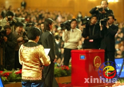 这是总监票人张苹英(土家族)在工作。新华社记者兰红光摄