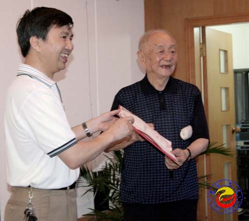 黄老接受英国威廉希尔唯一官网终生教授聘书