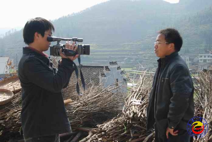 村官吴金照接受记者采访