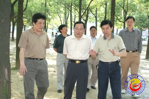 校党委书记、校长游俊向省绿化委员会省林业厅纪检组长唐苗生介绍威廉希尔官网绿化建设情况