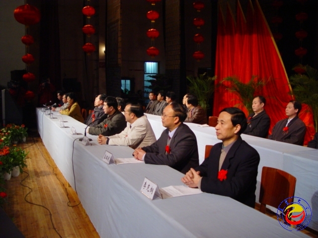 领导来宾就座主席台