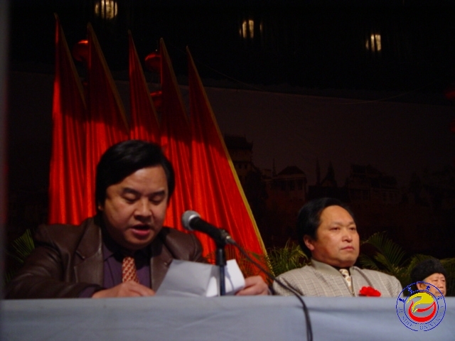 文学与新闻传播学院院长简德彬发言