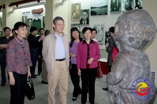 杨玉良一行参观黄永玉艺术博物馆