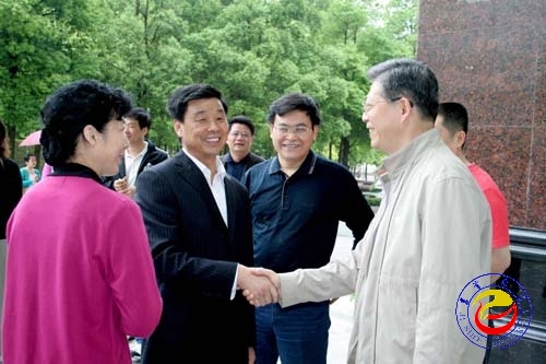 国务院学位办主任杨玉良与张永康教授亲切握手